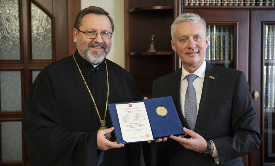 Ambasadorius V. Sarapinas įteikė Šv. Juozapato metų minėjimo medalį Ukrainos graikų apeigų katalikų bažnyčios didžiajam arkivyskupui Sviatoslavui Ševčukui