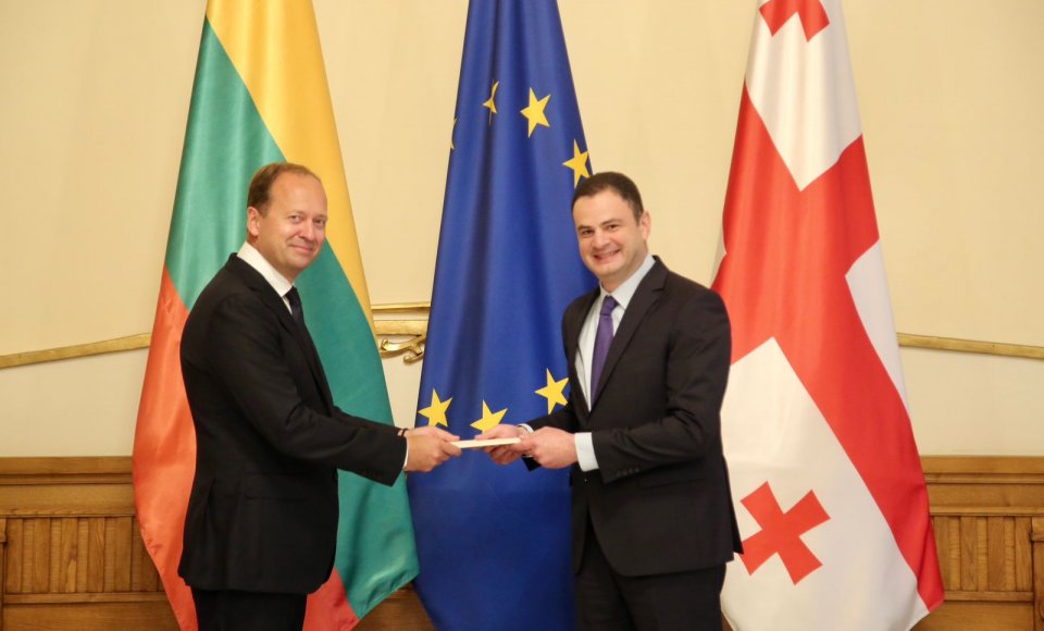 Ambasadorius D.Vitkauskas įteikė skiriamųjų raštų kopijas Sakartvelo užsienio reikalų ministro...