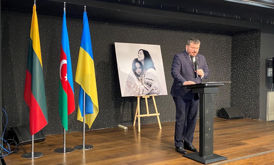 Baku atidaryta Lietuvos fotografų paroda apie Ukrainos karo pabėgėlius