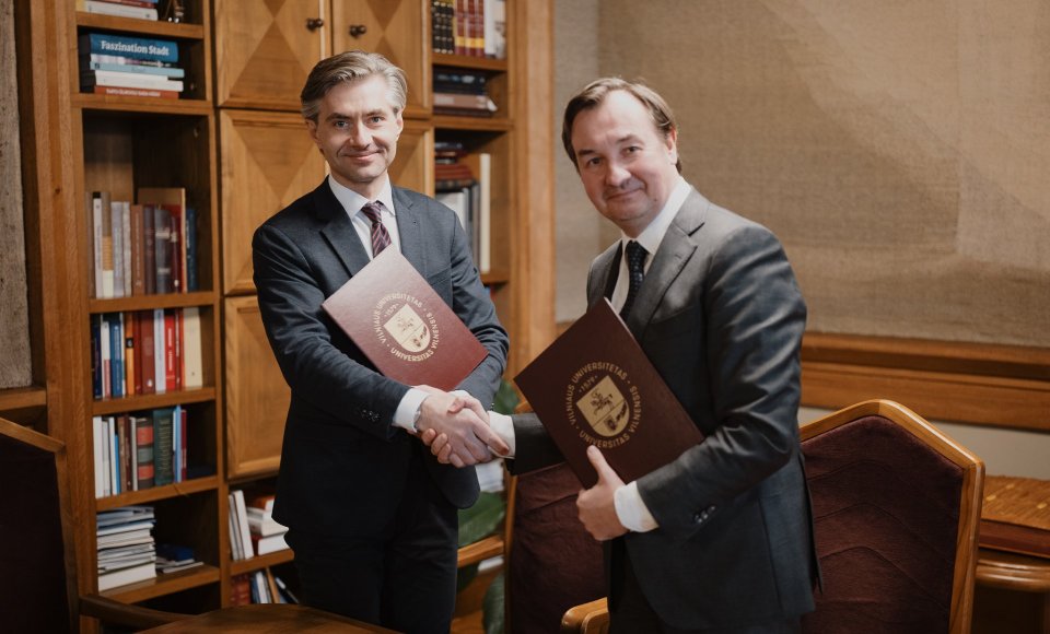 Ministras K. Budrys su VU rektoriumi prof. R. Petrausku pasirašė bendradarbiavimo sutartį