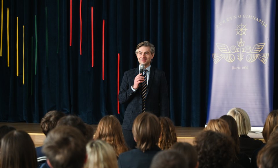Ministras su Žvėryno gimnazijos moksleiviais kalbėjosi apie užsienio politiką