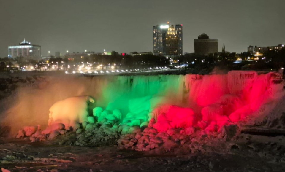 Vasario 16-ąją Lietuvos vėliavos spalvomis nušvito Niagaros kriokliai