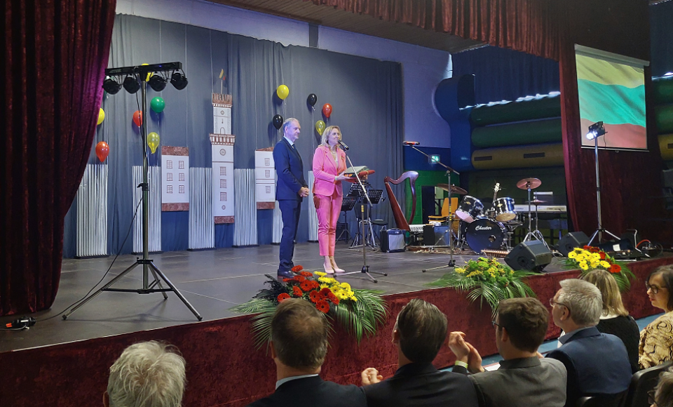 Ministras K. Budrys pasveikino Vasario 16-osios gimnaziją veiklos jubiliejaus proga