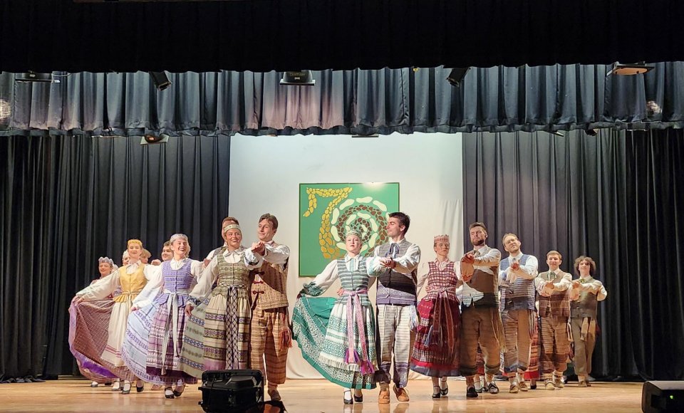 Ministras K. Budrys pasveikino 70-mečio jubiliejų švenčiantį Toronto tautinių šokių kolektyvą „Gintaras“