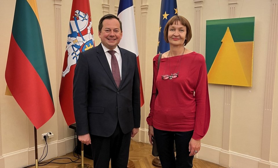 Lietuvos ambasadoje Paryžiuje atidaryta lietuvių menininkės E. Rakauskaitės paroda „Iš arti – iš toli“