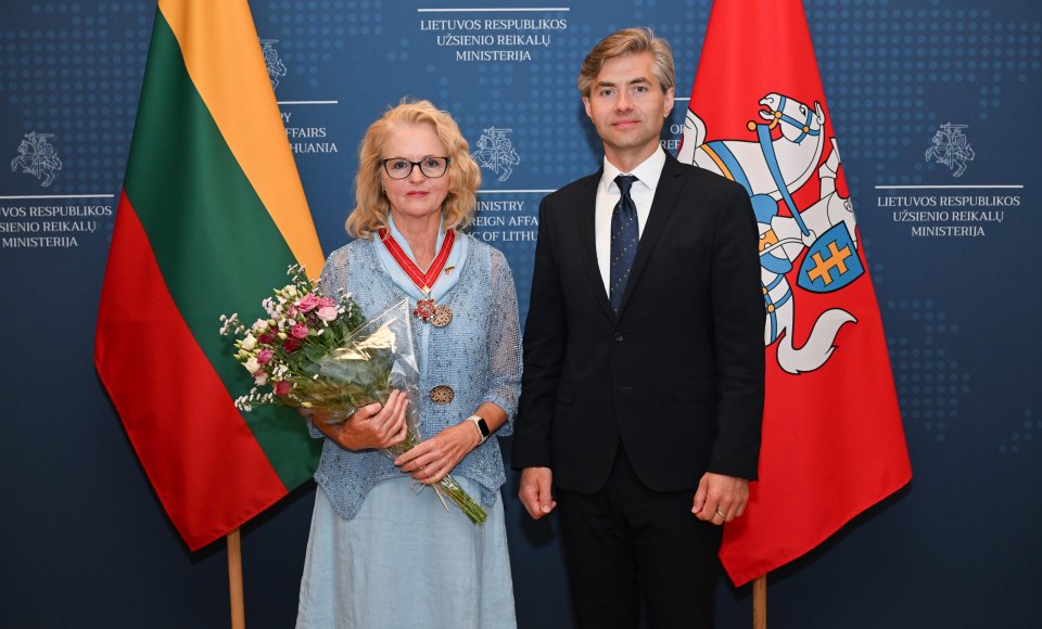 Ministras K. Budrys apdovanojo ambasadorių V. Sarapiną ir buvusią garbės konsulę Džordžijos valstijoje R. Klicius