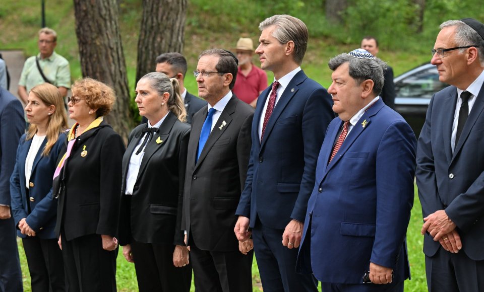 Lietuvos užsienio reikalų ministras ir Izraelio prezidentas pagerbė Holokausto aukas Panerių memoriale