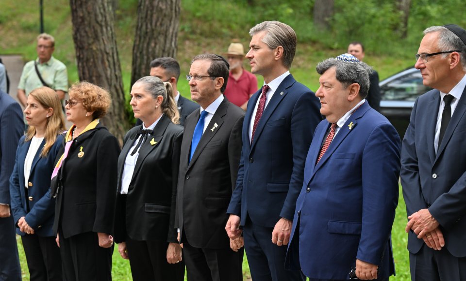 Le ministre des Affaires étrangères de la Lituanie et le président d'Israël ont rendu hommage aux victimes de l'Holocauste au mémorial de Paneriai