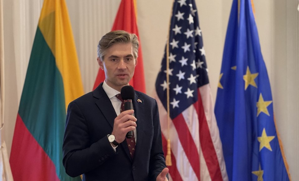 Vašingtone ministras K. Budrys už nuopelnus Lietuvai apdovanojo du Amerikos lietuvius