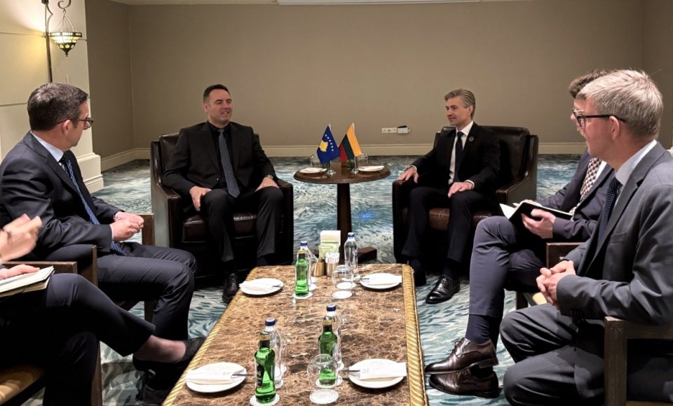 Su Kosovo vicepremjeru susitikęs K. Budrys kėlė per tarptautinę misiją žuvusio Lietuvos mutinės...