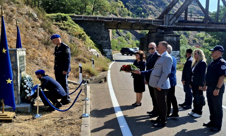 Kosove pagerbtas prieš trylika metų žuvęs Lietuvos muitinės pareigūnas Audrius Šenavičius