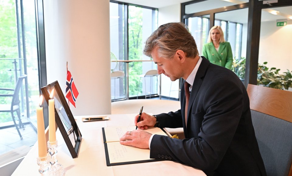 Budrys signed the book of condolences in memory of King Harald V of Norway