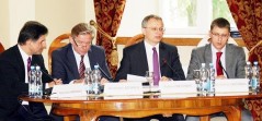 Suvažiavimą pradėjo užsienio reikalų ministras A. Ažubalis (antras iš kairės). G.Kazielien4s nuotr.