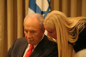 Dvejus metus Rutha dirbo Izraelio prezidento Sh.Pereso patarėja užsienio politikos klausimais.