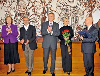 Iš kairės: Pasaulio lietuvių bendruomenės prezidentė Regina Narušienė, Maskvos J.Vachtangovo teatro meno vadovas Rimas Tuminas, Lietuvos užsienio reikalų ministras Vygaudas Ušackas su žmona Loreta ir Lietuvos ambasadorius Rusijoje Antanas Vinkus. V.Ščiavinsko nuotr.