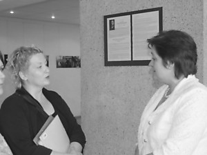 Birštono merė Nijolė Dirginčienė diskutuoja su plenero idėjos autore dizainere Jolanta Rimkute (kairėje). Rasmos Strikauskienės nuotr.