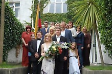 Laimingi jaunavedžiai Inga ir Aurimas (pora centre) pripažino, kad tapti pirmąja pora, susituokusia Lietuvos ambasadoje Airijoje, buvo smagu. Jurgitos Ramanauskienės nuotr.