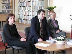 Alytiškiams apie Lisabonos sutartį pasakojo (iš kairės) Alytaus Europos informacijos centro vadovė Sigita Krivickienė, visuomenės veikėjas filosofas Vytautas Ališauskas ir Užsienio reikalų ministerijos Europos Sąjungos departamento Politinio ir institucinio bendradarbiavimo skyriaus atašė Kristina Baleišytė. Zitos Stankevičienės nuotr.