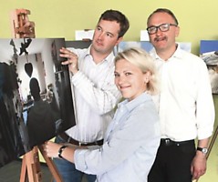 Fotografijų parodą apie norvegų nuveiktus darbus Kaune ir Lietuvoje Dainavos poliklinikos vadovui G.Andziukevičiui (dešinėje) perdavė Norvegijos ambasados Lietuvoje pirmasis sekretorius T.Aalia ir paramos koordinatorė I.Aalia. M.Patašiaus nuotr.