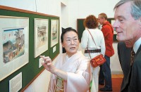 Japonijos ambasadorė Lietuvoje M.Akashi kartu su parodos lankytojais apžiūrėjo japonų dailės klasiko H.Ando parodą. P.Malūko nuotr.