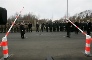 Lenkijos vadovas L.Kaczynskis ir Lietuvos prezidentas V.Adamkus kartu pakėlė simbolinius dvi šalis skyrusius kelio užtvarus (Dž.Barysaitės nuotr.)