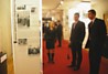 Ученики осматривают выставку