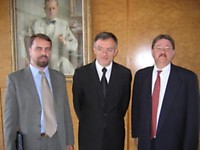 LR generalinis konsulas Niujorke M. Butkus, LR užsienio reikalų ministras P.Vaitiekūnas ir Kolumbijos universiteto Rytų ir Centrinės Europos Centro direktorius Dr. John S.Micgiel (Autorės nuotr.)