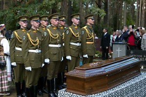 Petrašiūnų kapinių smėlis priglaudė K. Lozoraitį (Nuotr. Lietuvos žinios)