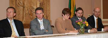 LR Užsienio reikalų ministrą lydėję aukšti pareigūnai (iš kairės): LR ambasadorius JAV Audrius Brūzga, LR Vyriausybės kancleris Valdemaras Sarapinas, ambasadorė specialiems reikalams Violeta Motulaitė, LR ministro pirmininko patarėjas Mindaugas Jurkynas ir LR gen. konsulas Čikagoje Arvydas Daunoravičius. D.Kavaliauskienės nuotr.