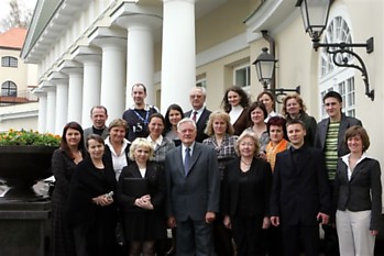 Šalies vadovas priėmė regioninės žiniasklaidos atstovus, dalyvavusius porgramoje, skirtoje Lietuvos užsienio aktualijoms pristatyti. Dž.Barysaitės nuotr.