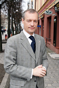 SVEČIAS: Ernestas Grabažis, Lietuvos Respublikos ambasados Jungtinėje Karalystėje ministras patarėjas, svečiavosi Šiauliuose — Dainų vidurinėje mokykloje jam įteiktas Garbės galerijos nario pažymėjimas. Sauliaus Jankausko nuotr.