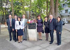 Varnoje prie paminklinės lentos J. Basanavičiui – grupė jubiliejinio renginio dalyvių ir organizatorių. Pirma iš dešinės stovi J. Basanavičiaus gimtinės vedėja Rūta Vasiliauskienė. J.Lingio nuotr.
