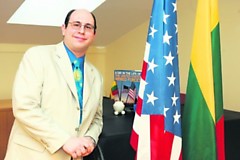 JAV konsulas B.Nortonas pastebėjo, jog per pastaruosius trejus metus mažėja lietuvių, besikreipiančių dėl laikino darbo ar imigracinės vizos. T.Bauro nuotr.