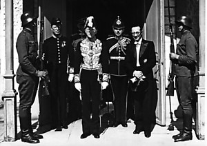 Didžiosios Britanijos nepaprastas pasiuntinys ir įgaliotas ministras Charles Wingate Orde po skiriamųjų raštų įteikimo Prezidentui Antanui Smetonai. Jam iš dešinės – Thom Hildebrand Preston, anglų chargé d‘afairres, o iš kairės – karo attaché pulk. C. S. Vale, ir protokolo direktorius Stasys Girdvainis. Kaunas, 1938 m. gegužės mėn. ČDM