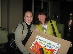 Korko lietuvių bendruomenės pirmininkė Jolanta Kazlauskienė ir šeštadieninės lietuvių mokyklėlės direktorė Laima Ignatavičienė džiaugiasi lauktuvėmis iš Lietuvos. Autorės nuotr.