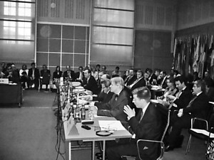Lietuvos regioninės žiniasklaidos atstovai turėjo galimybę dalyvauti ESBO Nuolatinės Tarybos posėdyje, kuriame  Prancūzijos užsienio reikalų ministras Bernard Kouchner  (trečias iš dešinės) pristatė Prancūzijos pirmininkavimo ES privalumus. Posėdyje buvo pranešta, kad jame dalyvauja ir Lietuvos žurnalistai. Jolantos Beniušytės nuotr.