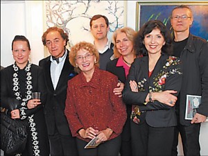 Galerijos „Alex“ savininkas V.Gaetanas (antras iš kairės) Lietuvos diplomatų, menininkų ir Amerikos lietuvių apsuptyje. L.Garbačausko nuotr.