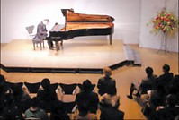 Kovo 11-oji Japonijoje minėta P.Geniušo koncertu ir Baltijos kelio nuotraukų paroda. Lietuvos ambasados Japonijoje nuotr. 