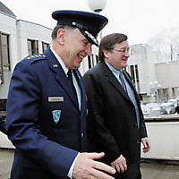 With General Thomas Hobbins, the US Air Force commander Europe, in Vilnius in January 2007 (Photo: A.Ufartas)