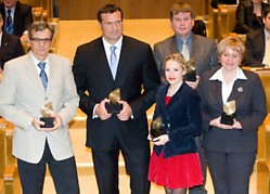 LT tapatybė 2007 apdovanojimai įteikti: (iš kairės) UAB Ekspla technikos direktoriui Andrejui Michailovui, disko metikui Virgilijui Aleknai, saksofonininkui Petrui Vyšniauskui, verslininkei Laurai Dzelzytei ir Druskininkų vicemerei Kristinai Miškinienei. Vladimiro Ivanovo nuotr.