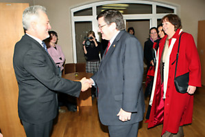Susitikęs su miesto meru V.Matuzu (kairėje) JAV ambasadorius pabrėžė,  kad jam ypač svarbu išvykti iš sostinės ir tiesiogiai pabendrauti su Lietuvos žmonėmis. (nuotr. G.Lukoševičiaus)