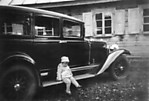 Kazys Lozoraitis Domeikuose prie senelio Vinco Matulaičio automobilio. Apie 1933 m. Asmeninio albumo nuotr.