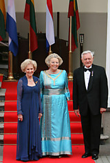 Alma Adamkienė, karalienė Beatričė ir Valdas Adamkus. K. Čachovskio nuotr.