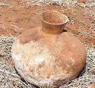 Pumbakare archeologai aptiko puikiai išlikusį indą, kuriam daugiau nei du tūkstančiai metų. A.Luchtano nuotr.