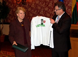 LTOK prezidentas A.Poviliūnas Lietuvos ambasadorei Kanadoje G.Damušytei įteikė olimpinius marškinėlius. R.Kazilionio nuotr.