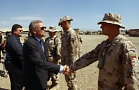 Linas Linkevičius su NATO generaliniu sekretoriumi Japu de Hopu Šeferiu (Jaap de Hoop Scheffer) lankosi pas karius Čagčarane. Nuotr. iš asmeninio ambasadoriaus archyvo.