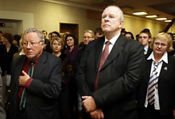 Pirmasis faktinis atkurtos Lietuvos valstybės vadovas V.Landsbergis, pirmasis Lietuvos užsienio reikalų ministras P.Saudargas. Eltos nuotr.