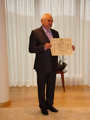 Įvertinimas. A.Ališausko rankose - specialus Japonijos užsienio reikalų ministro Takaeki Matsumoto padėkos apdovanojimas už nuopelnus stiprinant santykius tarp Lietuvos ir Japonijos. 