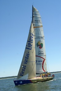 „Ambersail“ korpusas palengvintas, viduje nėra jokių apdailos detalių, tad, kai patenki į vidų, apima jausmas, kad esi statinėje (Beatričės Laurinavičienės nuotr.)