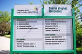Artėjant „Lietuvos dienai“ Pasaulio lietuvių centras pasipuošė nauju ženklu, kurį jiems specialiu užsakymu padarė ir padovanojo kompanija „Delta Graphics“. D.Čyvienės nuotrauka.